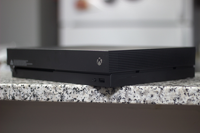 Přední část systému Xbox One X