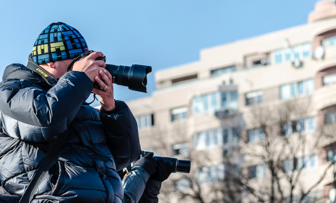 muž fotograf v zimě