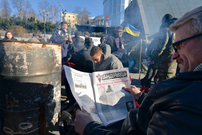 Člověk čte noviny a odhaluje jeho politické hledisko