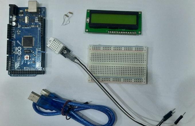 Arduino Mega se senzorem, LCD, prkénkem, odpory a konektory