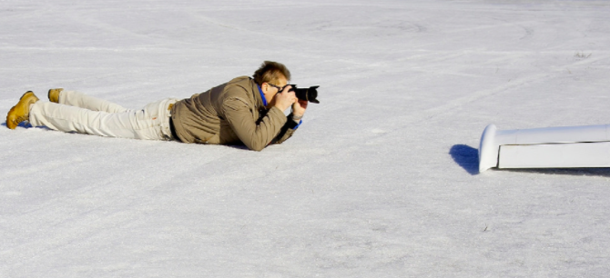 muž fotografování vleže