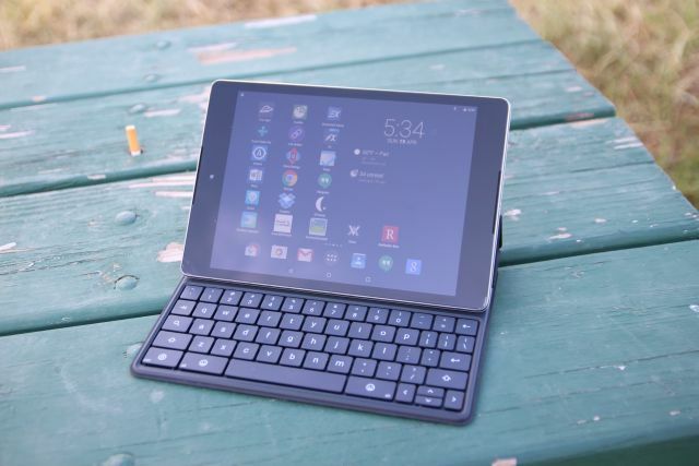 Nexus 9 s připojenou klávesnicí Bluetooth