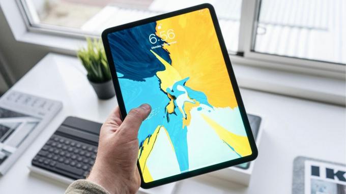 Držíte iPad Pro s jasnou tapetou