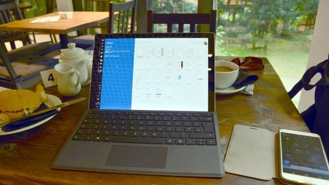 Jeden tablet, který bude vládnout jim všem: Recenze Microsoft Surface Pro 2017 Recenze muo productreviews surfacepro2017 cafe