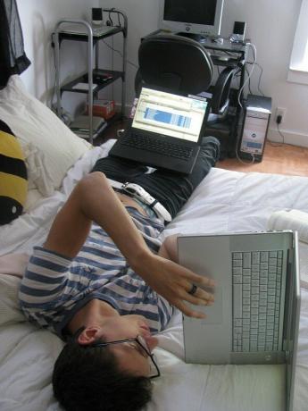 Při používání počítače sedíte, stojíte nebo salonek? Používáte počítač v posteli