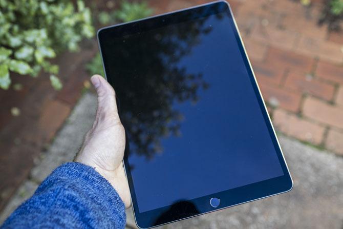 Recenze iPad Pro 10.5: Je dost dobrý iPad? ipad pro 105 hand