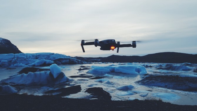 Dron létající v arktickém prostředí 