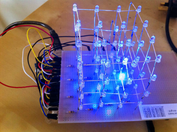 Jak vyrobit pulzující Arduino LED kostku, která vypadá, jako by přišla z budoucnosti, 4x4x4 vedená krychle hotová