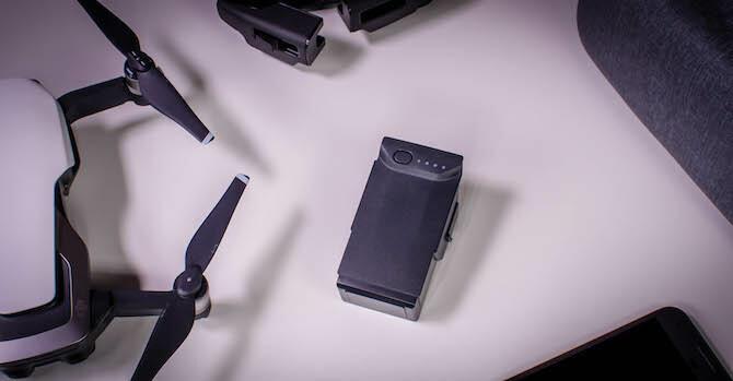 DJI to dělá znovu: Mavic Air Recenze Mavic Air Battery