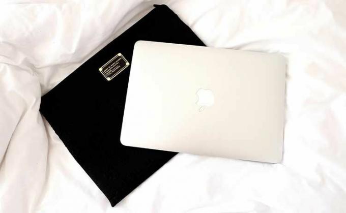 MacBook s pouzdrem