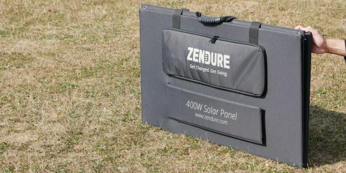 Solární panel Zendure 400W stojící vzpřímeně na zemi