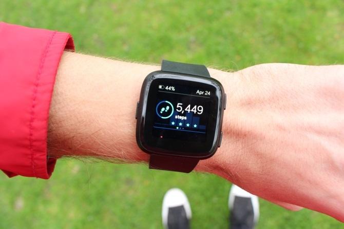 Fitbit Versa smartwatch na zápěstí uživatele