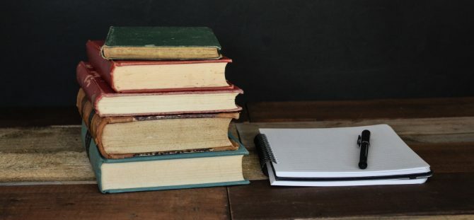 Hromadu knih a Poznámkový blok pro výzkum