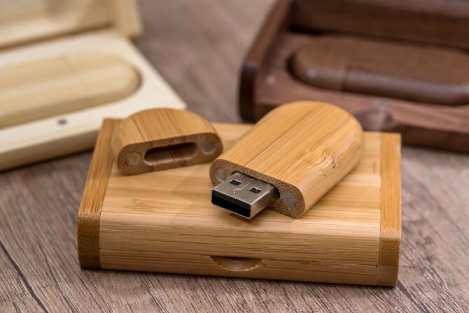 Dřevěný kryt USB disku